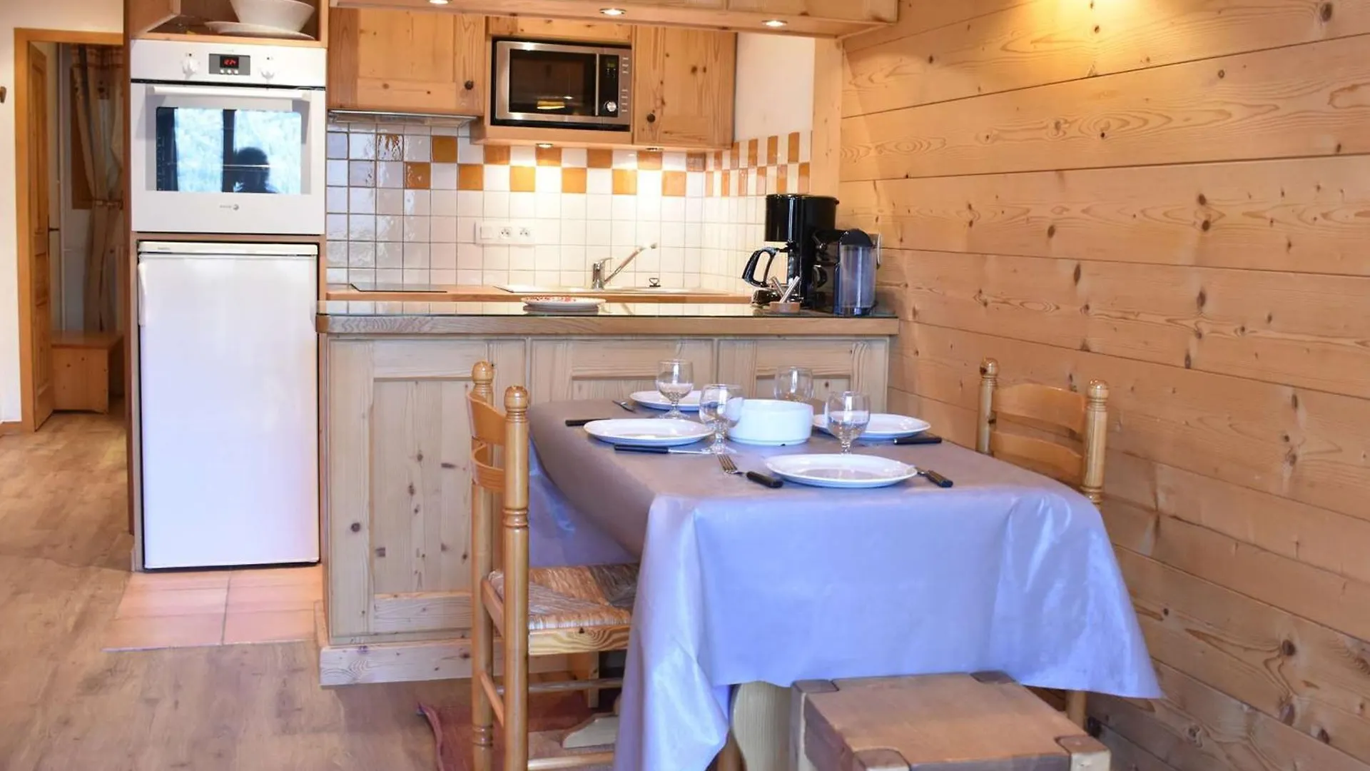 Appartement 2 Pieces Avec Balcon A Meribel, Proche Commerces Et Pistes - Fr-1-180-86